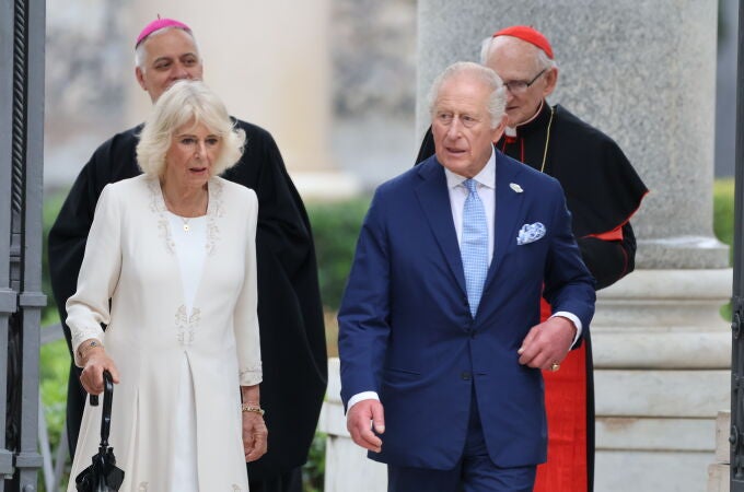 El Rey Carlos III y la Reina Camila a la salida de la Basílica San Pablo Extramuros en Roma 