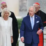 El Rey Carlos III y la Reina Camila a la salida de la Basílica San Pablo Extramuros en Roma