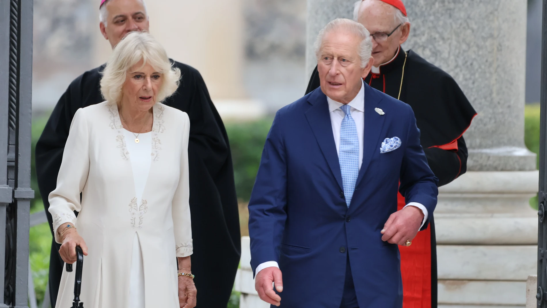 El Rey Carlos III y la Reina Camila a la salida de la Basílica San Pablo Extramuros en Roma