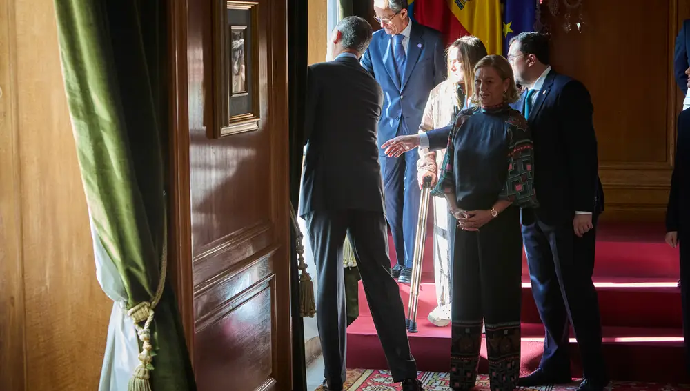 Los reyes Felipe VI y Letizia junto a la princesa Leonor y la infanta Sofía reciben en audiencia a los galard
