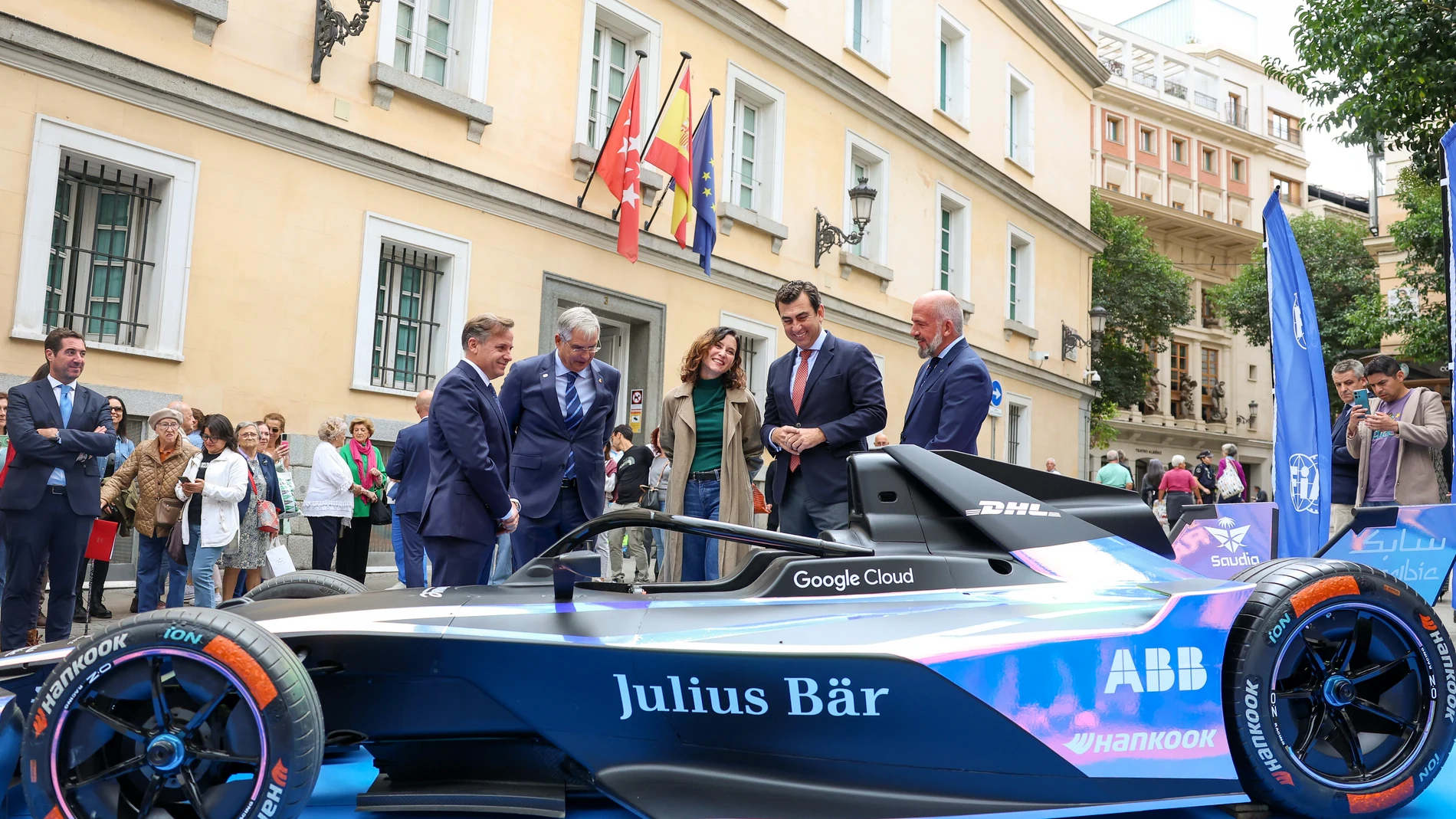 (I-D) El presidente de la Real Federación Española de Automovilismo, Manuel Aviñó, el presidente del RACE, Carmelo Sanz de Barros, la presidenta de la Comunidad de Madrid, Isabel Díaz Ayuso, el co-fundador de la Fórmula E, Alberto Longo, el director del circuito Madrid Jarama, Ignacio Fernández, durante la presentación del Campeonato del Mundo de Fórmula E 2026 Madrid E-Prix, en la Real Casa de Postas, a 24 de octubre de 2025, en Madrid (España). El Madrid E-Prix es una competición de monopla...