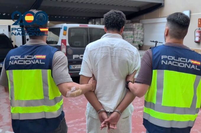 Tenía solo 22 años y dirigía desde Canarias una red criminal transnacional que arrojó migrantes al mar: así cayó su imperio Tenía solo 22 años y dirigía desde Canarias una red criminal transnacional que arrojó migrantes al mar: así cayó su imperio