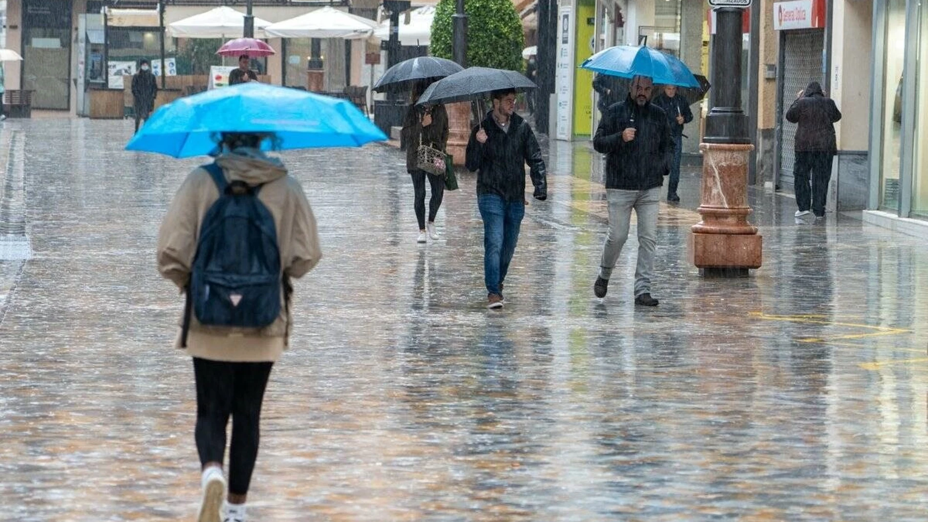 Varias personas paseando con paraguas por el centro de Cartagena bajo la lluvia REMITIDA / HANDOUT por EMERGENCIAS CARTAGENA Fotografía remitida a medios de comunicación exclusivamente para ilustrar la noticia a la que hace referencia la imagen, y citando la procedencia de la imagen en la firma 10/10/2025