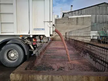 Alperujo de almazara, un subproducto del olivar que sirve para generar biogás (que luego puede utilizarse para producir electricidad o calor) y biocombustibles, entre otros usos Alperujo de almazara, un subproducto del olivar que sirve para generar biogás (que luego puede utilizarse para producir electricidad o calor) y biocombustibles, entre otros usos