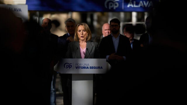 La vicesecretaria de regeneración institucional del Partido Popular, Cuca Gamarra, y el presidente del PP del País Vasco, Javier De Andrés, intervienen en un acto sobre seguridad. La vicesecretaria de regeneración institucional del Partido Popular, Cuca Gamarra, y el presidente del PP del País Vasco, Javier De Andrés, intervienen en un acto sobre seguridad.