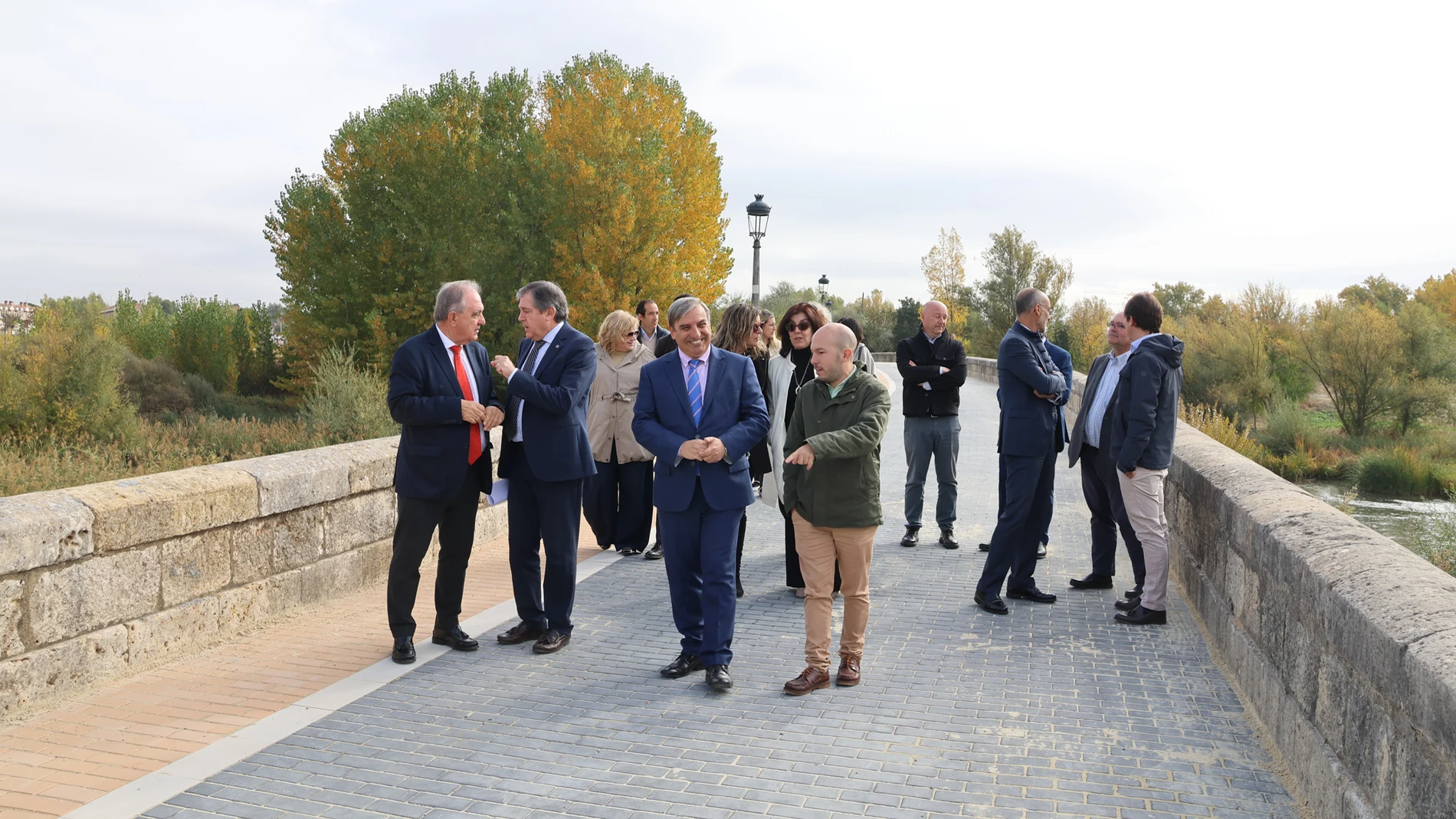 El consejero José Luis Sanz Merino visita una de las travesías en la localidad palentina de Villamuriel del Cerrato