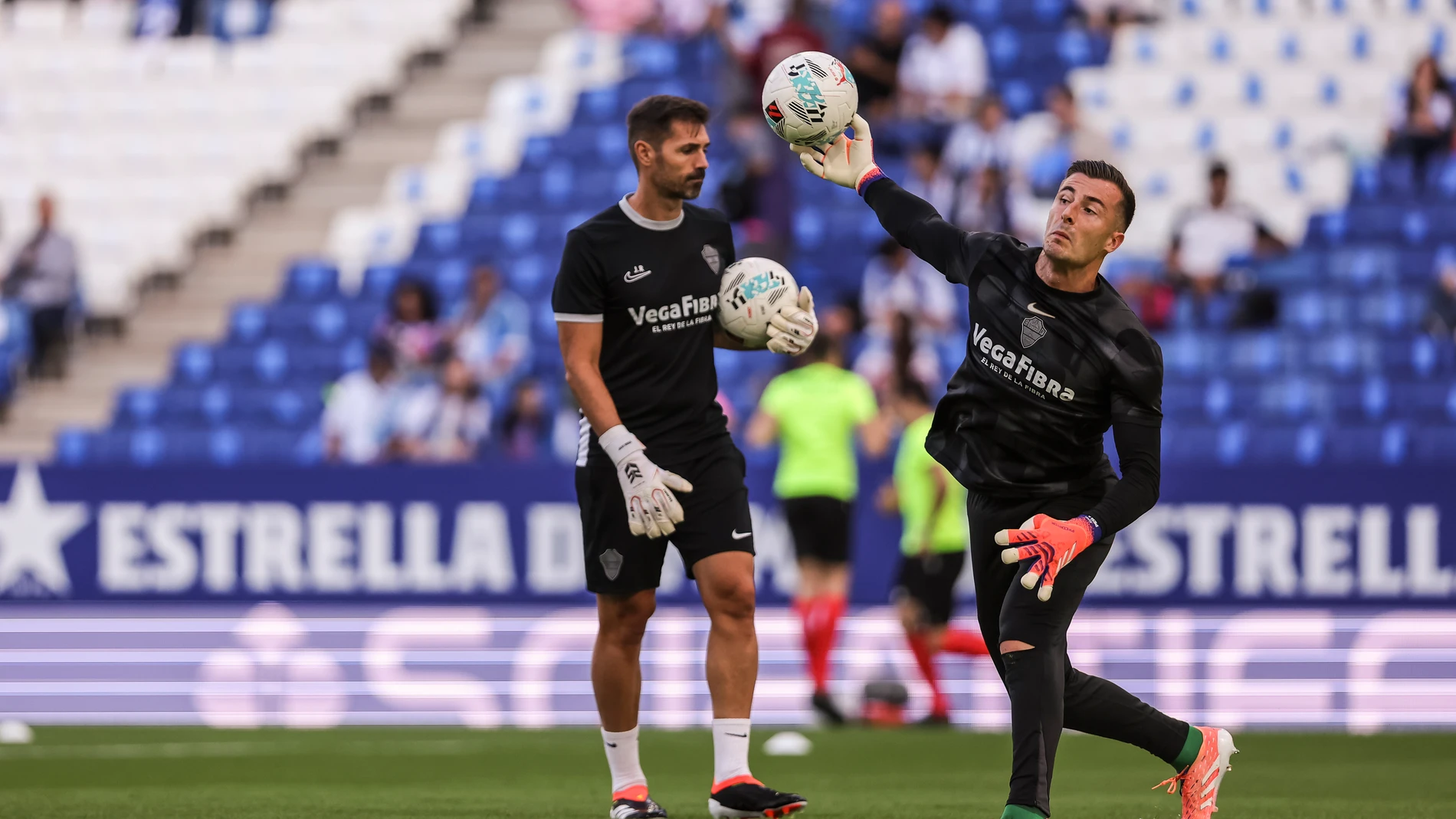 Inaki Pena of Elche CF warms up during the Spanish league, La Liga EA Sports, football match played between RCD Espanyol and Elche CF at RCDE Stadium on October 25, 2025 in Cornella, Barcelona, Spain. AFP7 25/10/2025 ONLY FOR USE IN SPAIN