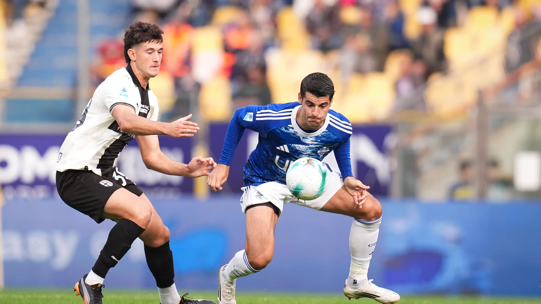 Como's Alvaro Morata, right, fights for the ball with Parma's Nahuel Estevez during the Serie A soccer match between Parma and Como, in Parma, Italy, Saturday, Oct. 25, 2025. (Massimo Paolone/LaPresse via AP)