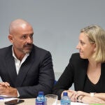 El vicesecretario de Educación e Igualdad del Partido Popular, Jaime de los Santos junto a la vicepresidenta de la Junta y consejera de Familia e Igualdad, Isabel Blanco El vicesecretario de Educación e Igualdad del Partido Popular, Jaime de los Santos junto a la vicepresidenta de la Junta y consejera de Familia e Igualdad, Isabel Blanco