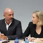 El vicesecretario de Educación e Igualdad del Partido Popular, Jaime de los Santos junto a la vicepresidenta de la Junta y consejera de Familia e Igualdad, Isabel Blanco