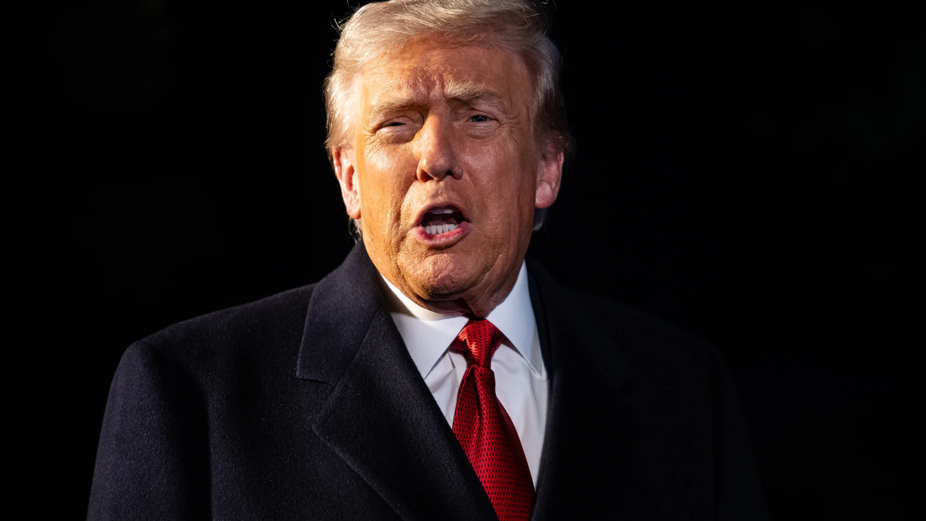 Washington, DC (United States), 25/10/2025.- US President Donald Trump speaks with reporters as he departs on the South Lawn of the White House to board Marine One, in Washington, DC, USA, 24 October 2025. EFE/EPA/Francis Chung / POOL