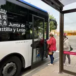 Dos mujeres usuarias de transporte público de viajeros de la Junta se suben en él