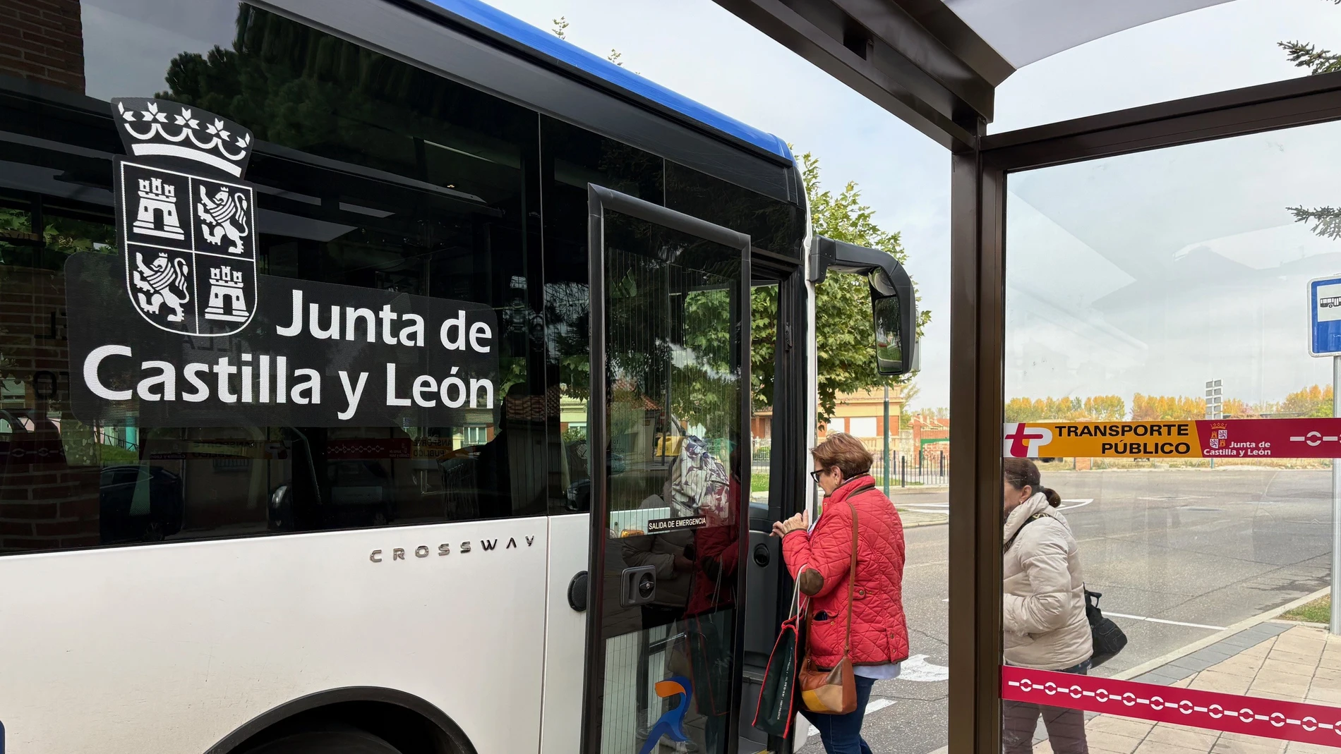 Dos mujeres usuarias de transporte público de viajeros de la Junta se suben en él