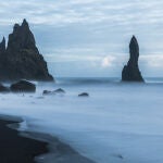 La playa de arena negra de Reynisfjara, en Islandia, es considerada una de las más peligrosas del mundo, en especial por sus "sneaker waves" u olas durmientes