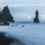 La playa de arena negra de Reynisfjara, en Islandia, es considerada una de las más peligrosas del mundo, en especial por sus "sneaker waves" u olas durmientes
