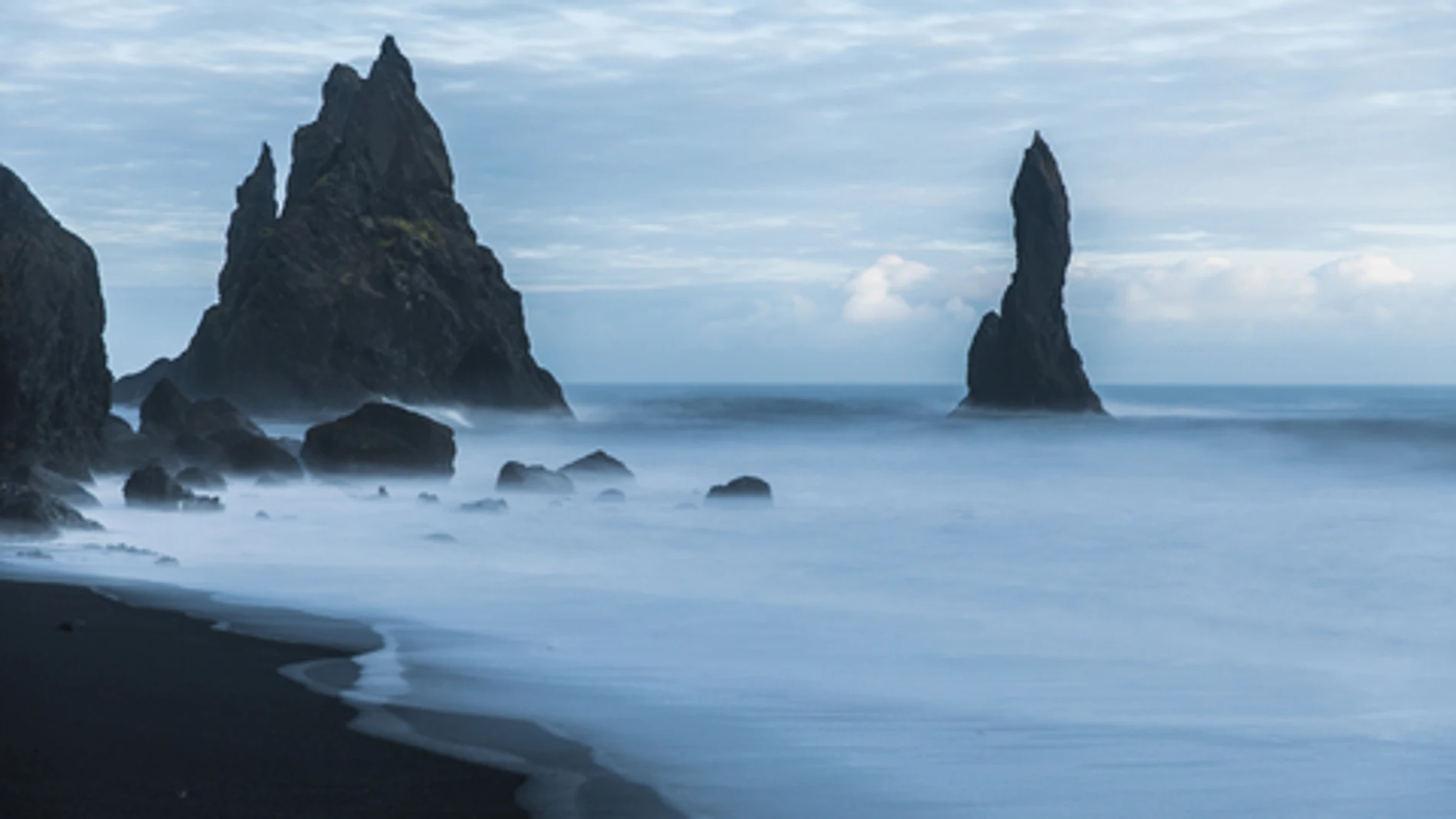 La playa de arena negra de Reynisfjara, en Islandia, es considerada una de las más peligrosas del mundo, en especial por sus "sneaker waves" u olas durmientes