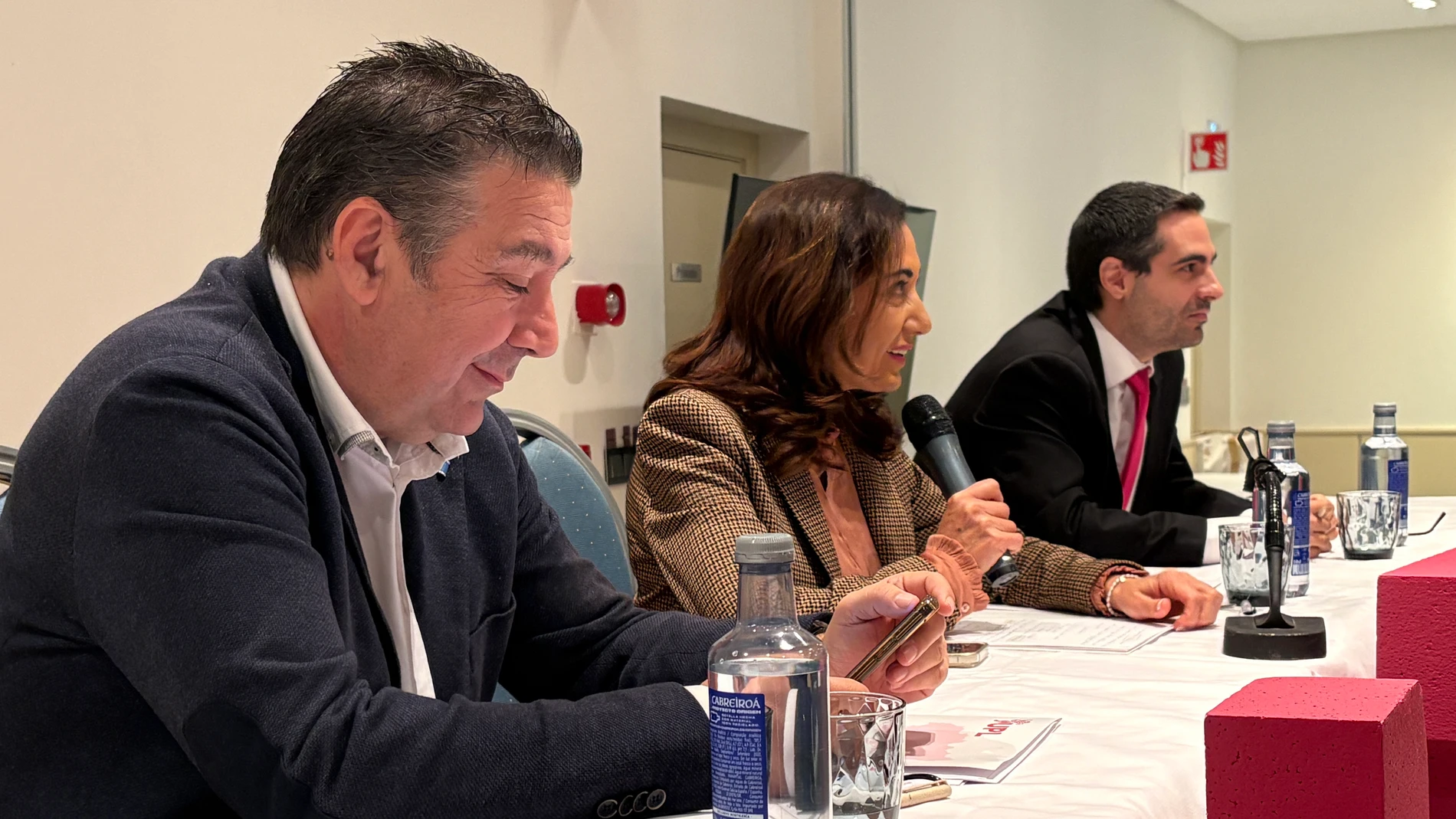 Alicia Gallego, secretaria general de la UPL, interviene en la asamblea, en presencia, entre otros, de Luis Mariano Santos