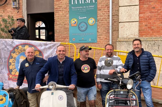 El vicepresidente de la Diputación de Valladolid, Víctor Alonso, subido en una vespa tras la inauguración del museo