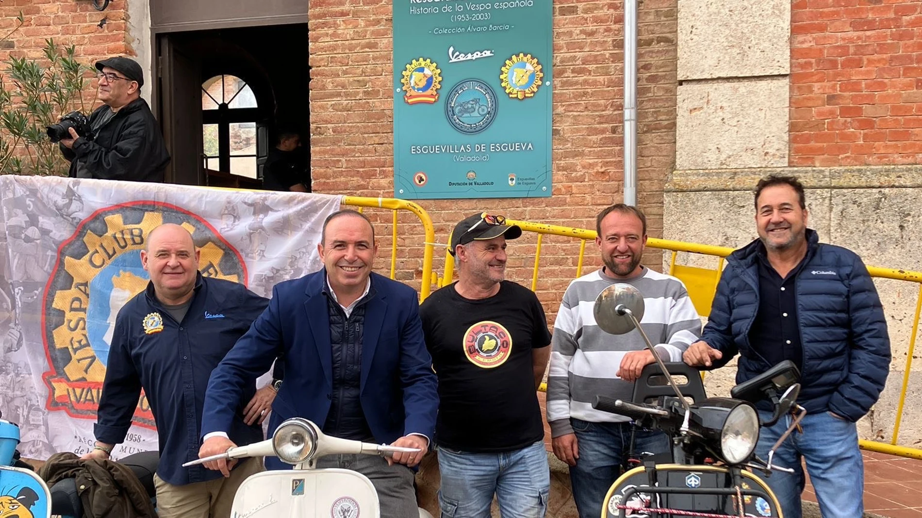 El vicepresidente de la Diputación de Valladolid, Víctor Alonso, subido en una vespa tras la inauguración del museo