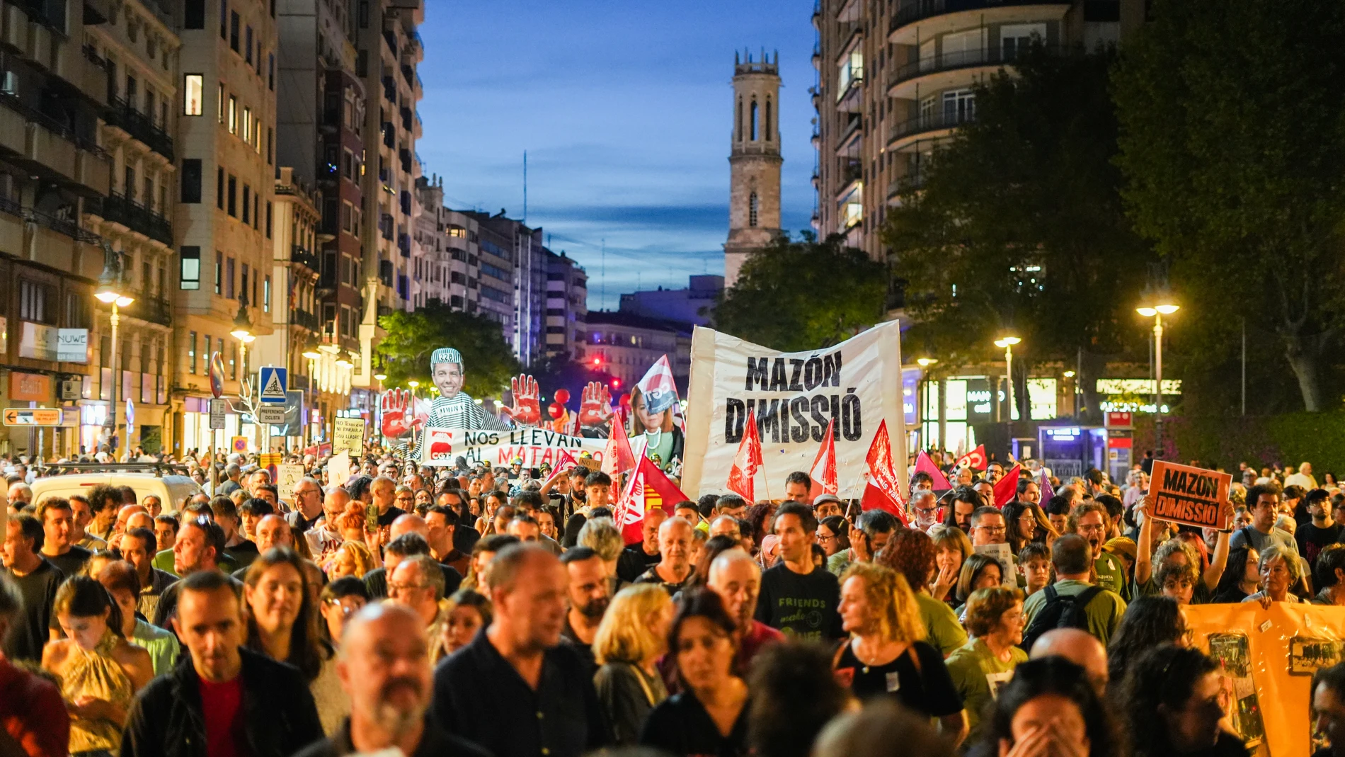 Cientos de personas con pancartas piden la dimisión de Mazón, durante una manifestación para reclamar la dimisión del president de la Generalitat, Carlos Mazón, por su gestión de la dana, a 25 de octubre de 2025, en Valencia, Comunidad Valenciana (España). La manifestación está convocada por 200 entidades cívicas, sociales y sindicales de la Comunitat Valenciana, los comités locales de emergencia y reconstrucción (CLER) y el Acord Social Valencià, junto a las asociaciones de víctimas de la d...