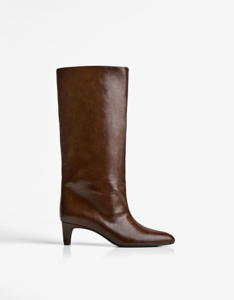 Botas de tacón en chocolate.