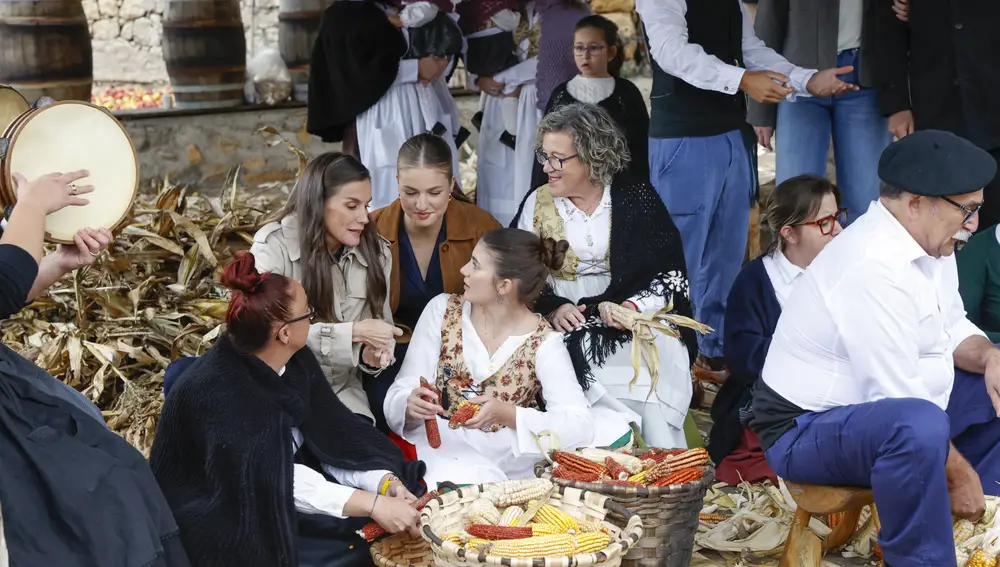 La Reina Letizia y la Princesa Leonor se han detenido en varios puestos de artesanía