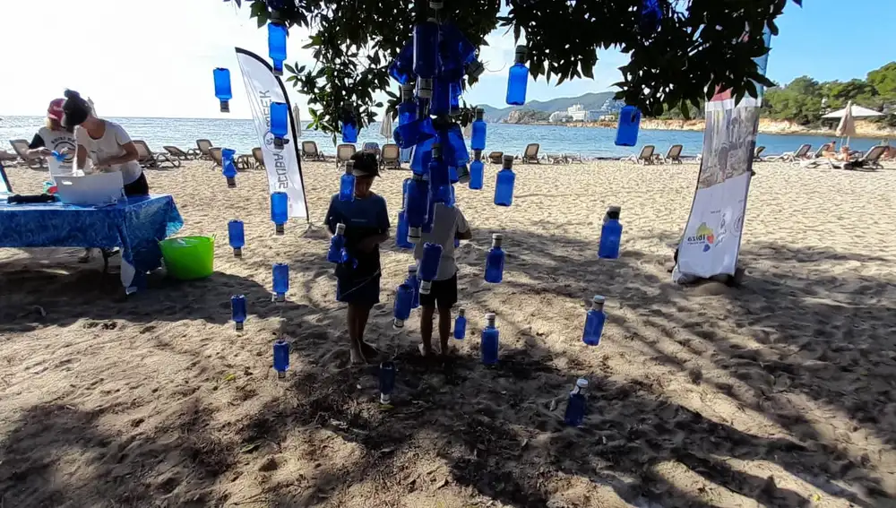 Atravesar "un mar de plásticos", emulado con botellas recogidas, era una de las actividades de ayer