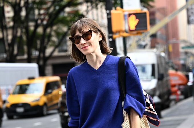 Influencer con look de street wear.