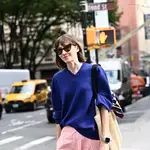 Influencer con look de street wear.