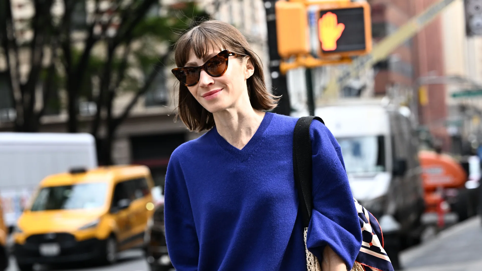 Influencer con look de street wear.