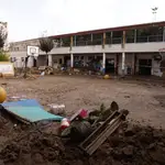Un patio de un colegio totalmente embarrado en Algemesí