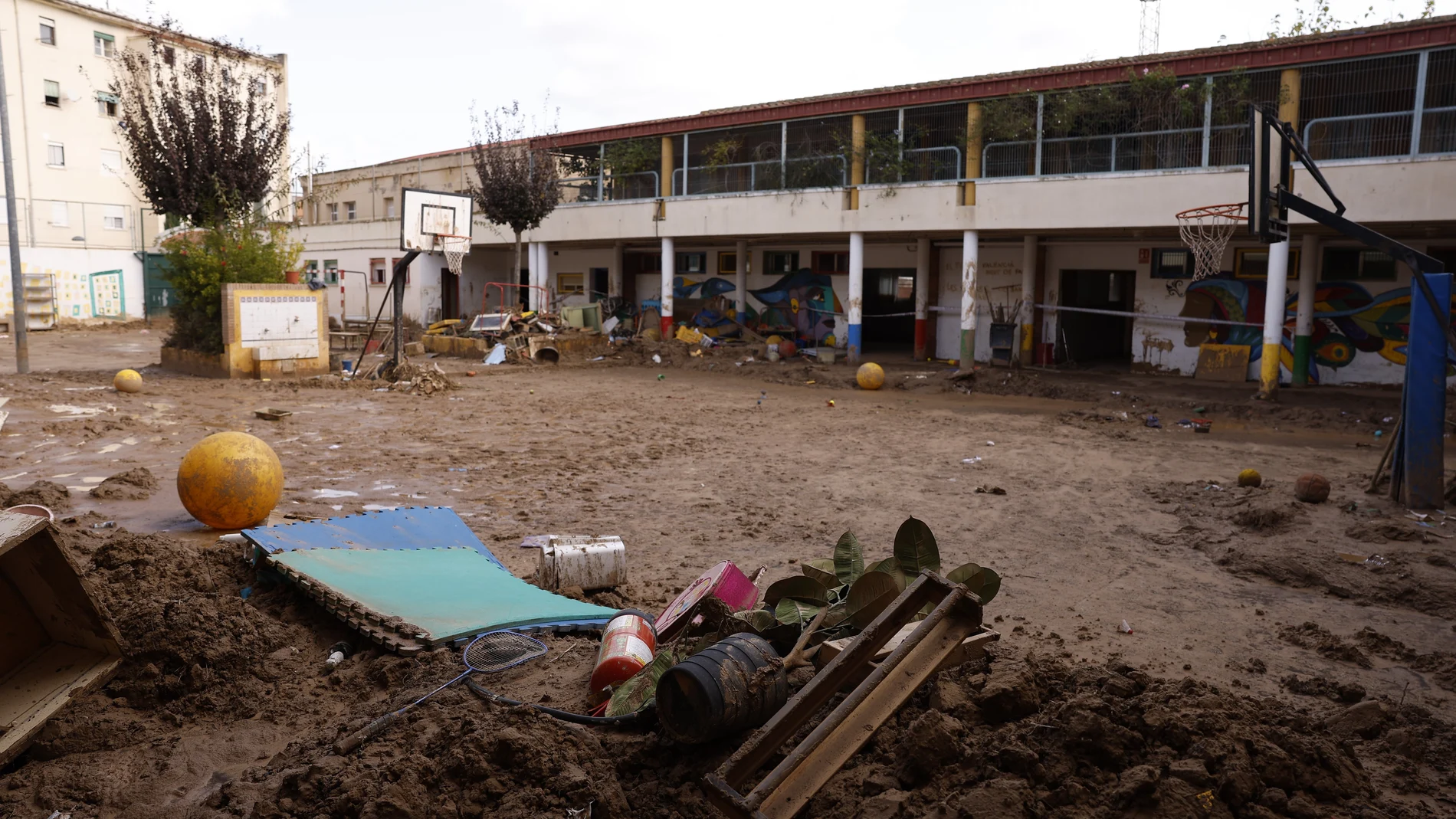 Un patio de un colegio totalmente embarrado en Algemesí