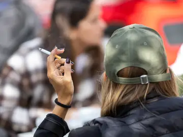 Gente fumando tabaco en terrazas de bares de Madrid. Gente fumando tabaco en terrazas de bares de Madrid.
