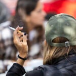 Gente fumando tabaco en terrazas de bares de Madrid.