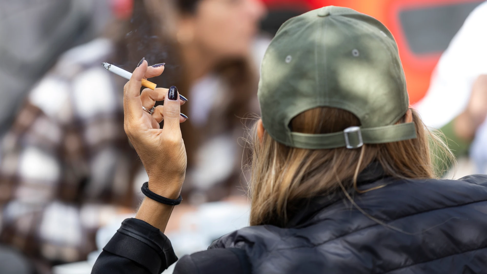 Gente fumando tabaco en terrazas de bares de Madrid.