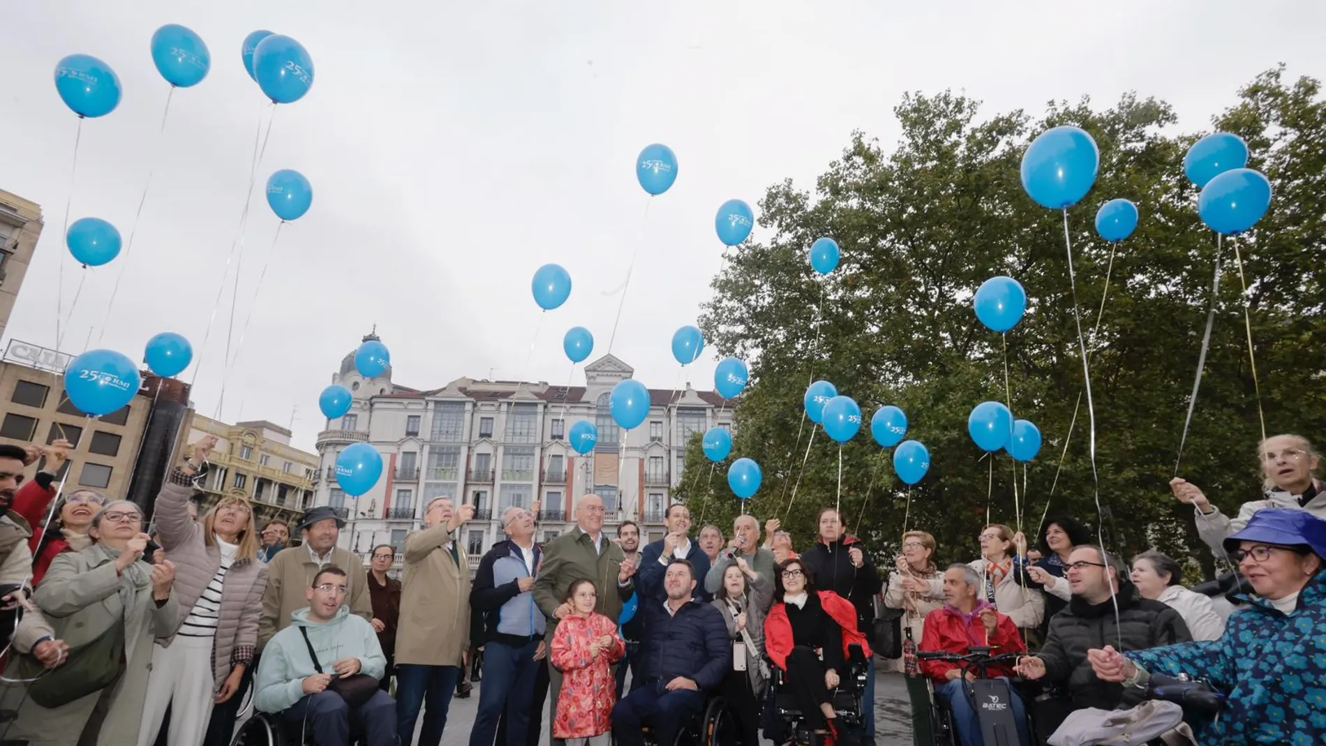 Suelta de globos durante el acto del Cermi por su 25 aniversario, con la presencia de Francisco Sarón, Jesús Julio Carnero y Conrado Íscar