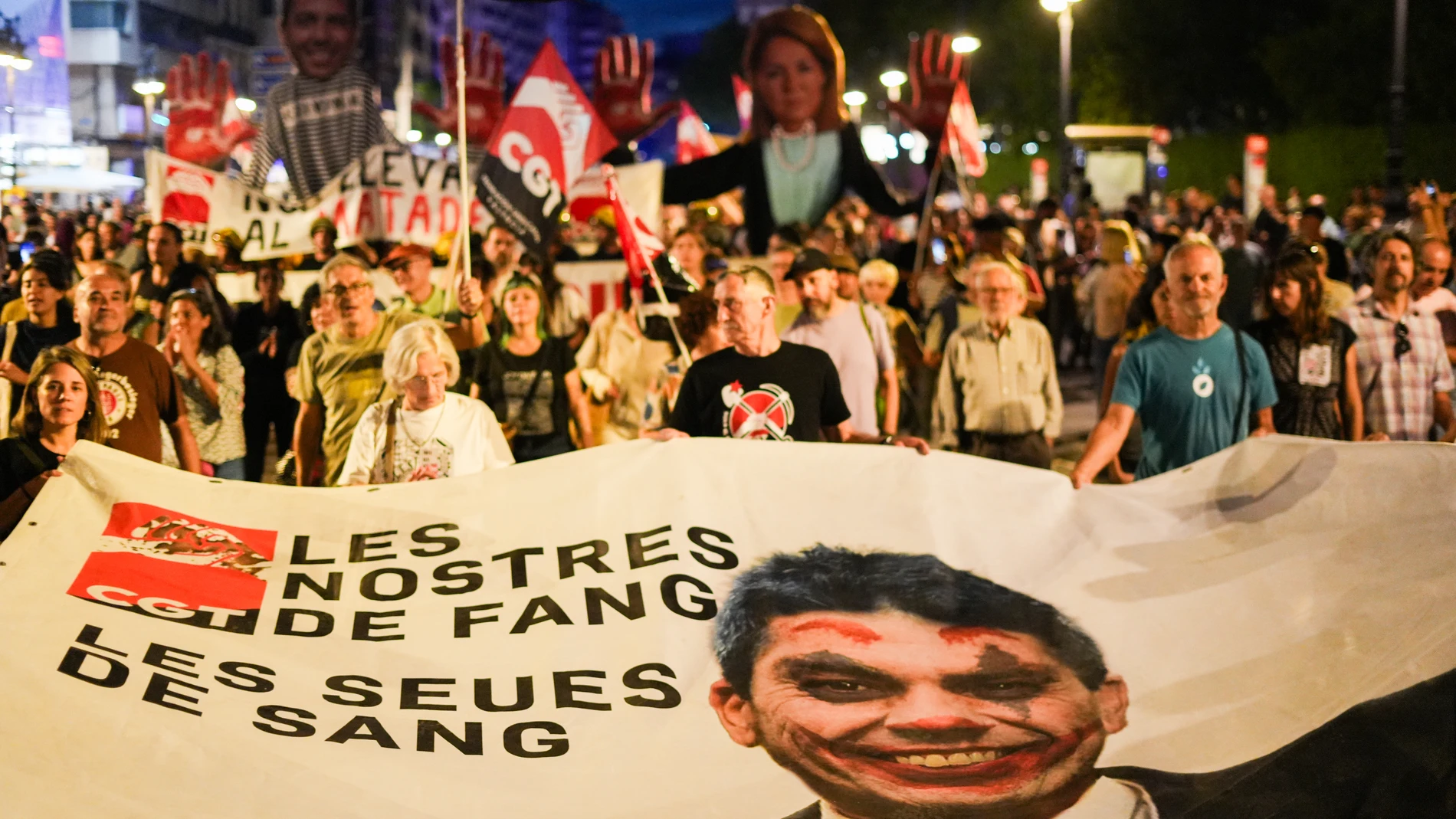 Cientos de personas con pancartas piden la dimisión de Mazón, durante una manifestación para reclamar la dimisión del president de la Generalitat, Carlos Mazón, por su gestión de la dana, a 25 de octubre de 2025, en Valencia, Comunidad Valenciana (España). La manifestación está convocada por 200 entidades cívicas, sociales y sindicales de la Comunitat Valenciana, los comités locales de emergencia y reconstrucción (CLER) y el Acord Social Valencià, junto a las asociaciones de víctimas de la d...