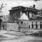 Imagen de julio de 1947 de la entrada trasera del Führerbunker, donde fueron quemados los cuerpos de Hitler y Eva Braun