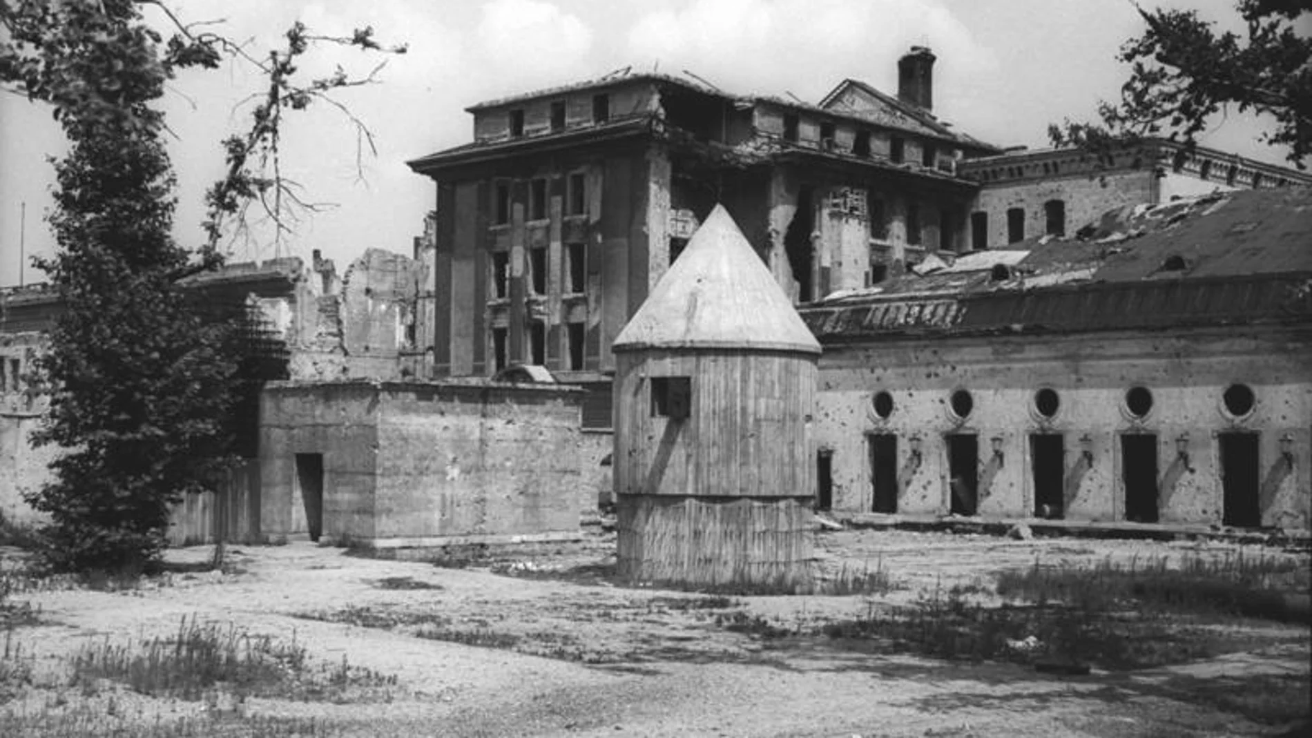 Imagen de julio de 1947 de la entrada trasera del Führerbunker, donde fueron quemados los cuerpos de Hitler y Eva Braun