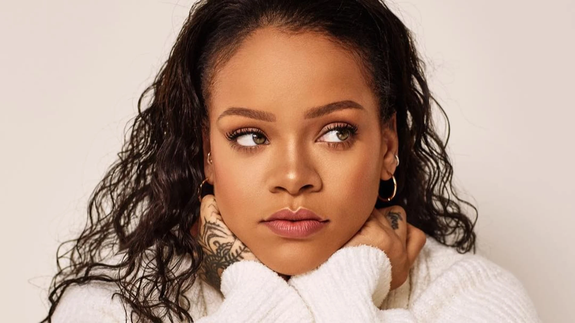 Rihanna en una imagen publicada en su cuenta de Instagram en 2019, donde mostraba la ampliación de tonos de la línea Pro Filt’r, hoy reconocida por Time como una de las mejores invenciones de 2025.