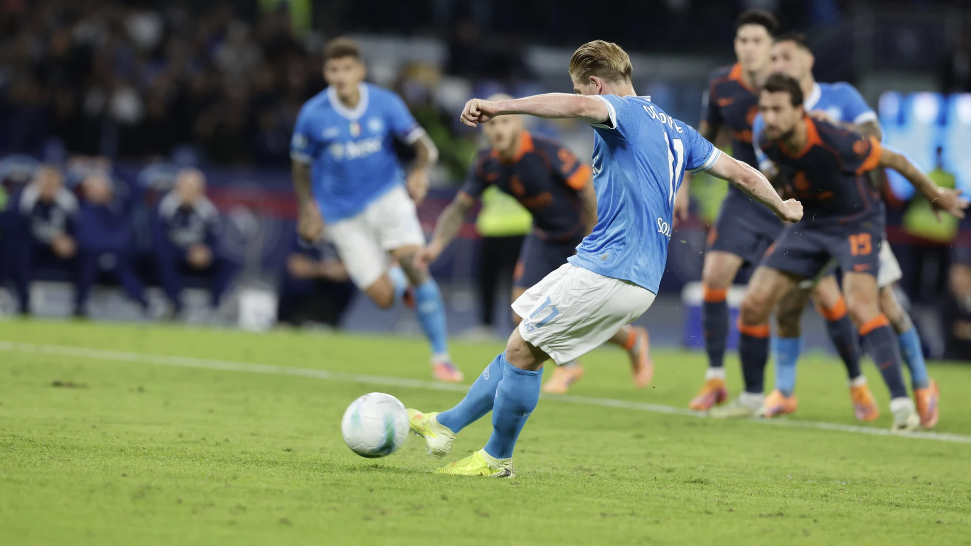 25 October 2025, Italy, Naples: Napoli's Kevin De Bruyne celebrates scores his side's first goal during the Italian Serie A soccer match between SSC Napoli and Inter Milan at the Diego Armando Maradona Stadium. Photo: Antonio Balasco/LiveMedia-IPA/ZUMA Press Wire/dpa Antonio Balasco/LiveMedia-IPA/ZU / DPA 25/10/2025 ONLY FOR USE IN SPAIN