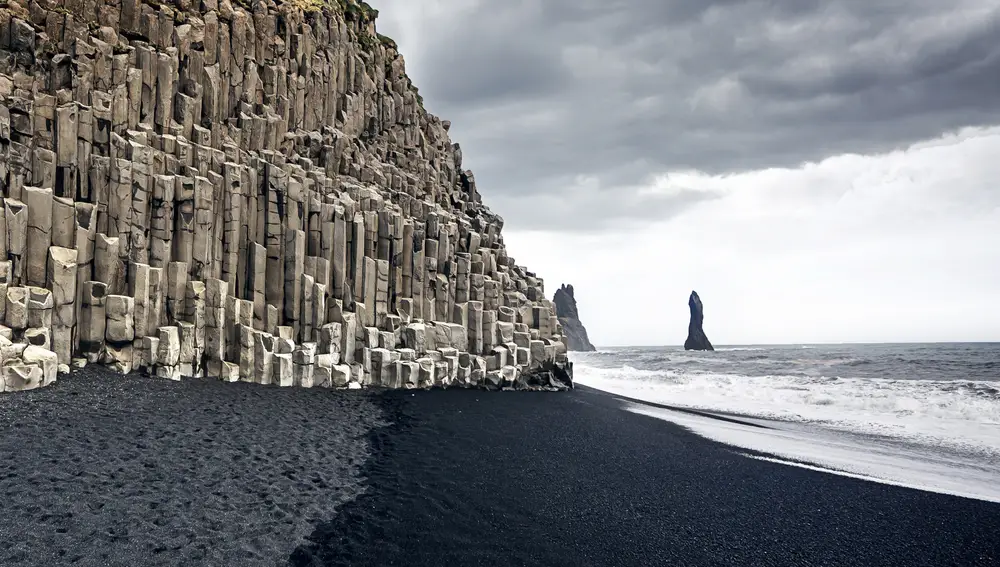 Columnas de basalto en la playa de Reynisfjara, ejemplo de arena negra en Islandia