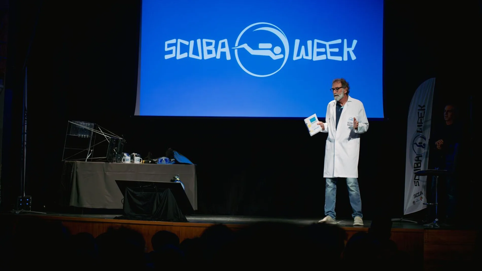 Jaume Torres durante la charla sobre buceo que se celebró el martes y a la que acudieron distintos colegios de la isla