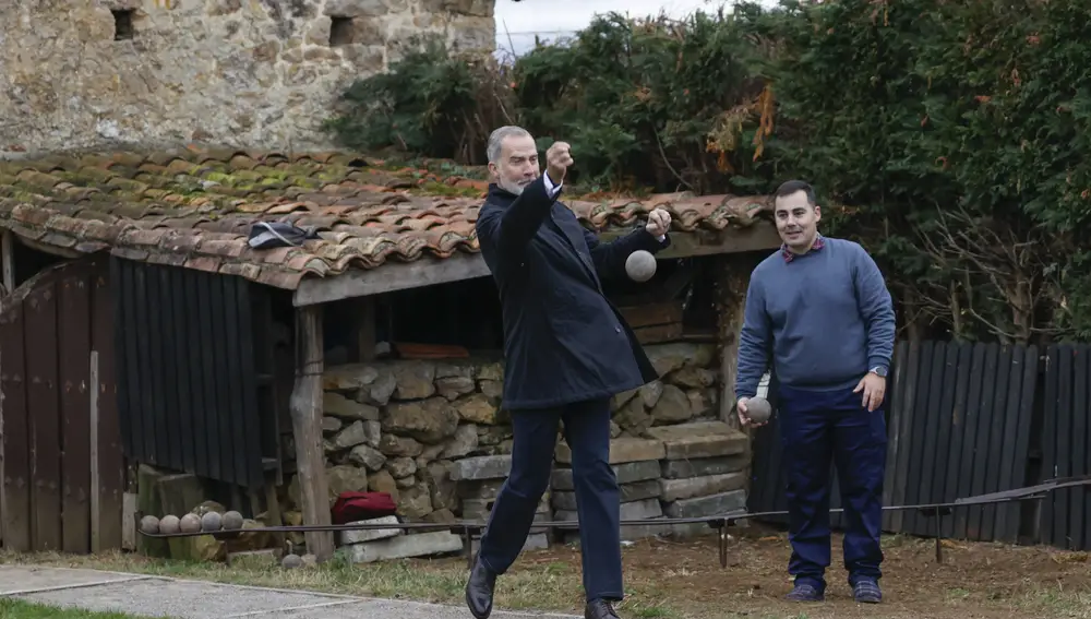 El Rey Felipe VI juega a los bolos en Valdesoto