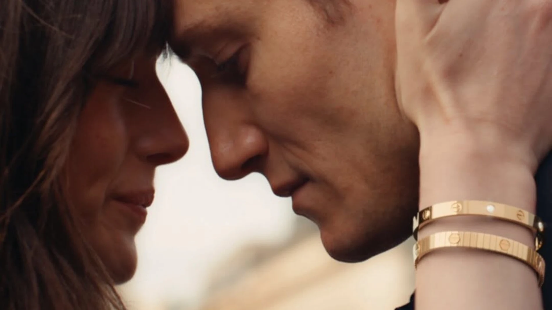 Pareja con pulseras Cartier LOVE en oro amarillo, símbolo del vínculo eterno reinterpretado en la nueva colección LOVE Unlimited.