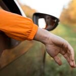 ¿Conduces con el brazo apoyado en la ventanilla del coche? Esto dice la psicología de ti