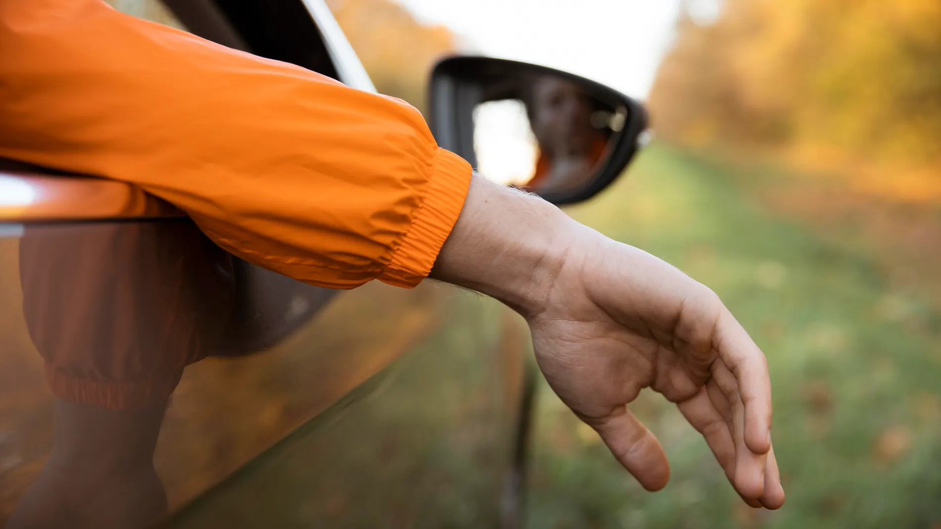 ¿Conduces con el brazo apoyado en la ventanilla del coche? Esto dice la psicología de ti
