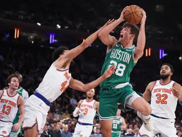 Hugo González recibe la falta de Landry Shamet Hugo González recibe la falta de Landry Shamet