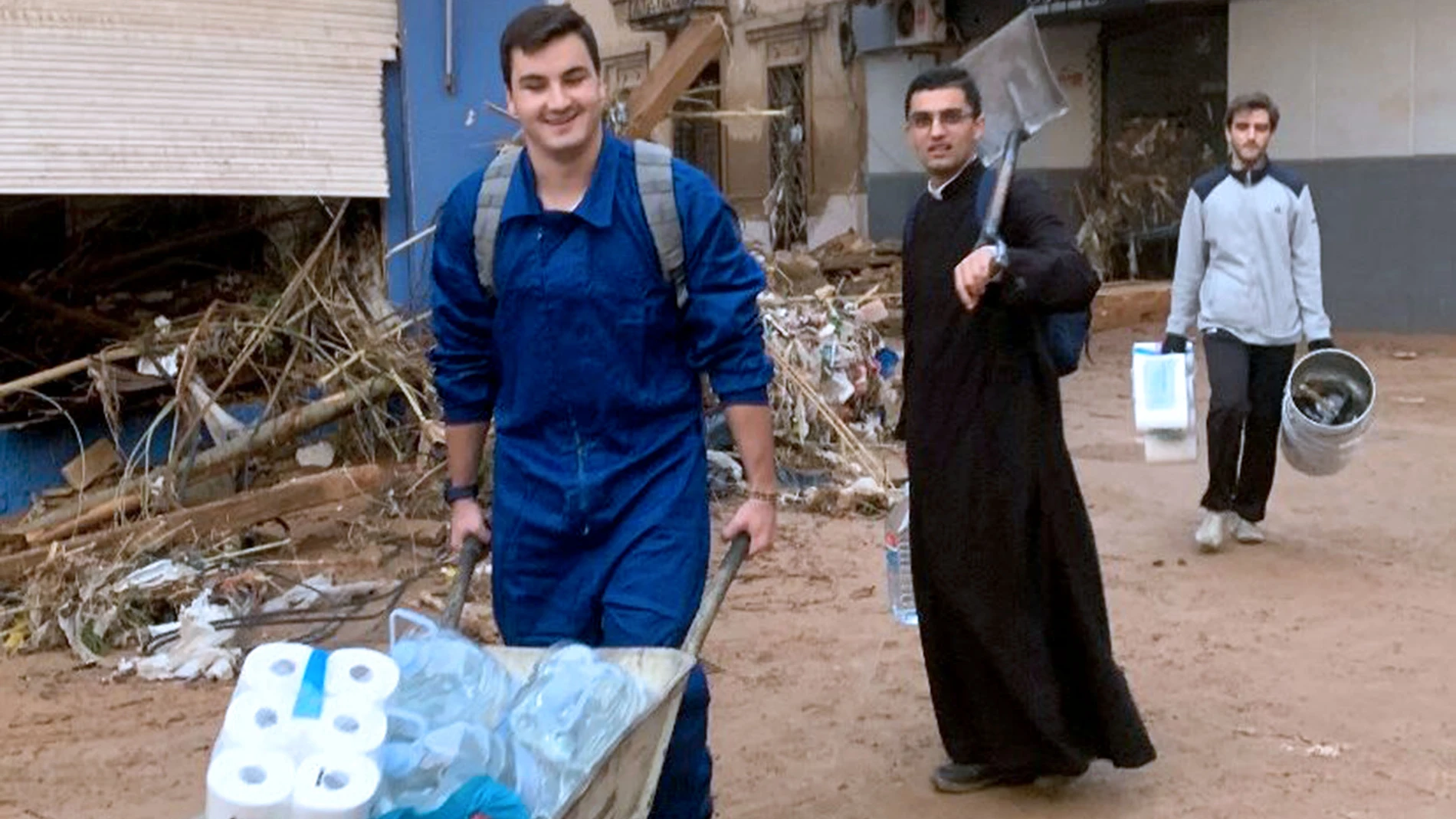 Unn religioso participa en la limpieza de la zona arrasada por la Dana
