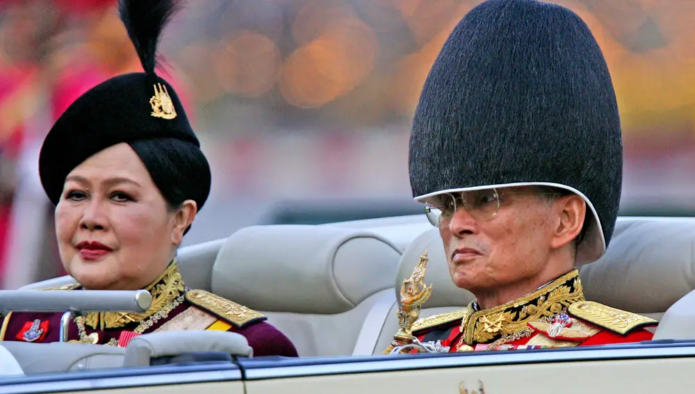 La reina madre de Tailandia y el rey Bhumibol Adulyadej en un desfile militar en 2006
